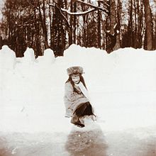 Marea Ducesă Anastasia se bucură de aer liber la Tsarskoe Selo în jurul anului 1910. Prin amabilitate: Biblioteca Beinecke.  