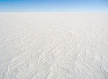 Această suprafață de zăpadă reprezintă modul în care arată cea mai mare parte a suprafeței Antarcticii.