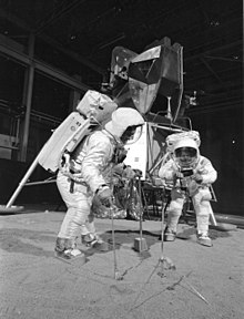 Los astronautas Buzz Aldrin y Neil Armstrong en la maqueta de entrenamiento de la NASA sobre la Luna y el módulo de aterrizaje. Los teóricos de la conspiración afirman que las películas de las misiones se realizaron con decorados similares a esta maqueta de entrenamiento.  