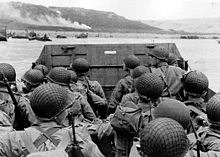 Američtí vojáci ve vyloďovacím člunu LCVP se blíží k pláži Omaha 6. června 1944.