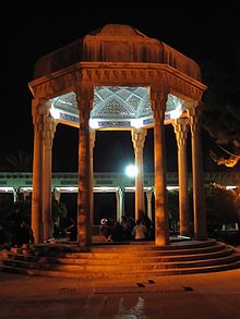 Hafiz' Grab bei Nacht.