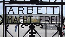 Poarta din memorialul lagărului de concentrare de la Dachau.  