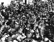 Američtí vojáci na palubě LCT připraveni k cestě přes Lamanšský průliv do Francie. 12. června 1944.