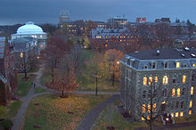 Pohled na Cornell Arts Quad z Johnson Art Museum