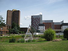 El lago del Canciller en el corazón del campus con una fuente triangular, 2010.