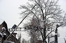 Glavna vrata Auschwitza I. Na napisu je napis Arbeit Macht Frei, kar pomeni Delo te bo osvobodilo.