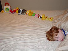 Un niño con autismo ha ordenado sus juguetes en fila antes de dormirse. Disponer siempre las cosas de una manera determinada es un signo de autismo.  