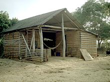 Una casa de campo en Venezuela hecha de listones de madera y barro.  