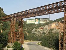 Puente Bailey sobre el Wadi el Kuf, Libia. Las secciones del puente Bailey también se han utilizado para construir los soportes.