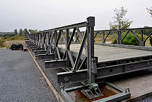 Una sección del puente Bailey en el museo "Memorial Pegasus" de Ranville; Calvados, Francia. Se pueden ver los travesaños, los paneles laterales y los largueros que componen el puente.