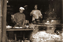 Una scena di strada a Mandalay durante il periodo coloniale britannico. Questa strada si trova nel quartiere Chinatown di Mandalay.