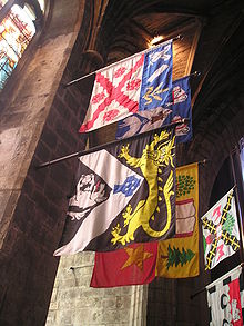 Thistle Şövalyeleri'nin St Giles High Kirk'te asılı sancakları