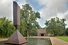 L'Obélisque brisé par Barnett Newman se trouve sur le terrain de la Rothko Chapel, à Houston.