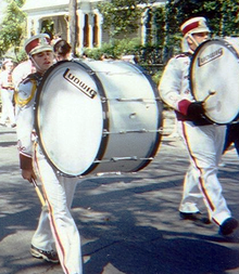 Du bosinių būgnų muzikantai. Atkreipkite dėmesį į būgno padėtį šonu.