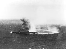 Shōkaku on suurel kiirusel ja kõvasti pöörates saanud pommilööke ja on tules.