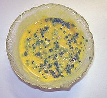 Molho Béarnaise. O molho básico é suave; ervas picadas foram adicionadas para terminá-lo.