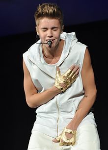 Bieber actuando durante su gira Believe en 2012