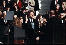 Bill Clinton annab ametivande ülemkohtunik William Rehnquistilt (1993)