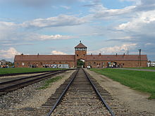Glavni vhod v Auschwitz II, taborišče smrti v Auschwitzu