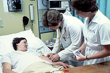 Der Arzt führt 1980 mit einer Krankenschwester an seiner Seite einen Bluttest in einem Krankenhaus durch