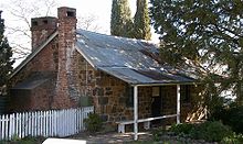 Una casa de campo de piedra "sin revestir" con chimeneas de ladrillo en Australia  