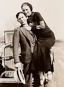 Bonnie ja Clyde olivat pankkiryöstäjiä, jotka kiersivät jenginsä kanssa Yhdysvaltoja suuren laman aikana.