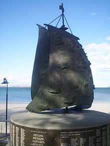 Un monument la Brighton-Le-Sands, Botany Bay, în New South Wales, care comemorează debarcarea primei flote. Monumentul conține numele celor mai mulți dintre cei care au sosit cu Prima Flotă.