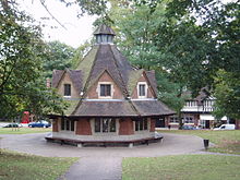 Bournville Rest House blev bygget for at fejre George og Elizabeth Cadbury's sølvbryllupsdag og blev betalt af medarbejderne hos Cadbury Brothers Ltd. Designet er designet af William Alexander Harvey, som var arkitekt for mange af bygningerne på ejendommen, og er baseret på Yarn Market fra det 17. århundrede i Dunster, Somerset. I øjeblikket huser bygningen besøgscentret for Carillon.  
