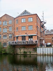 Jõeäärne brasserie Leedsis, Lääne-Yorkshire'is, Inglismaal