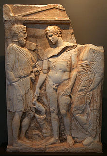 Atleta (al centro) con in mano un raschietto e una fiaschetta d'olio. Lapide (stele), 410-400 a.C.