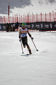 Ein Skiläufer aus Kanada, der im Stehen Ski fährt und keinen Teil seines Beines hat