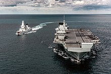 HMS Queen Elizabeth ja HMS Dragon, kuninkaallisen laivaston alukset. Queen Elizabeth on supertukialus, suuri lentotukialus, jonka kannella on hävittäjiä. Pienempi Dragon on hävittäjä.  