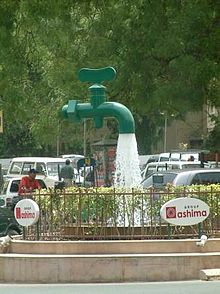 Iluzieː Fântâna cu robinet zburător din Ahmedabad pare să stea suspendată în aer. În realitate, există un tub în mijlocul apei, care o susține.
