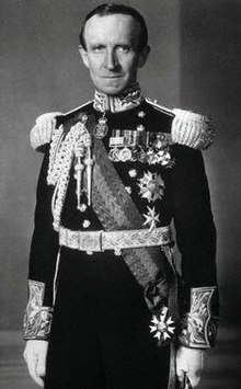 Lord Tweedsmuir, antiguo Caballero de la Gran Cruz, llevando el brazalete, la insignia y la estrella de la orden  