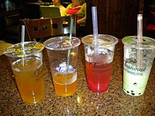 Vier verschiedene Bubble-Tees: Mango-Grüntee, Litschi-Grüntee, Erdbeer-Grüntee mit Erdbeergelee und eine Kokosnuss-Creme-Mischung mit Tapioka