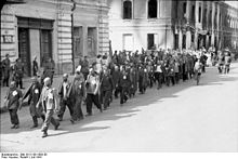 Żydowscy robotnicy przymusowi, maszerujący z łopatami, Mohylew, 1941 r.