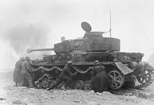 Nemška posadka panzerja poskuša obnoviti svoj Pz.Kpfw. IV Ausf. H, ki je bil poškodovan med boji v okolici Monte Cassina.