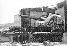Een van de drie 40,6cm kanonnen van Batterie "Lindemann", een Duits Cross-Channel kanon. Genoemd naar de commandant van het slagschip Bismarck Kapitän zur See Ernst Lindemann.
