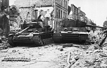 Ausgeknockte deutsche Panzer Panzer IV und Tiger I während der Kämpfe an der Westfront