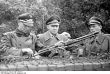 Nemški častniki pregledujejo letalo FG 42.