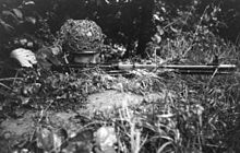 Fallschirmjäger, ki junija 1944 strelja z zgodnjim FG 42