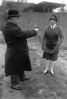 Deutsche Polizei zeigt eine kugelsichere Weste; November 1931