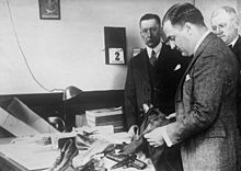 The police with guns of a shot gangster, 1931