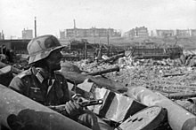 Říjen 1942: Německý důstojník s ruským samopalem PPSh-41 v troskách továrny Barrikady. Mnoho německých vojáků si bralo ruské zbraně, protože byly lepší pro boj zblízka.