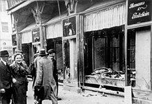 På krystalnatten ødelagde nazisterne mange jødiske butikker og synagoger. Streicher kom i problemer for at stjæle jødiske folks ejendom efter Krystalnatten