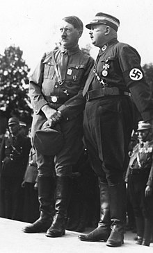 Röhm og Hitler, begge iført SA-uniform i 1933