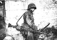 Vokiečių SS karys su kulkosvaidžiu MG 42, Prancūzija, 1944 m.