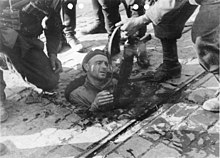 En polsk soldat fra Mokotów-distriktet overgiver sig til de tyske tropper den 27. september 1944. I mange år troede man, at denne soldat faktisk blev reddet, da tyskerne blev forvekslet med oprørere.