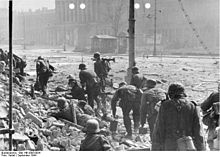 Niemieccy żołnierze na placu Teatralnym z widocznym z tyłu Teatrem Narodowym. Wrzesień 1944 r.