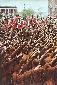 Hitlerjugendas Berlyne per 1933 m. mitingą rodo nacių pasveikinimą